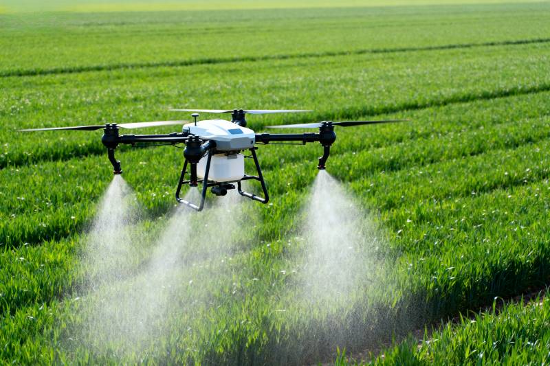 无人机喷洒农田图片