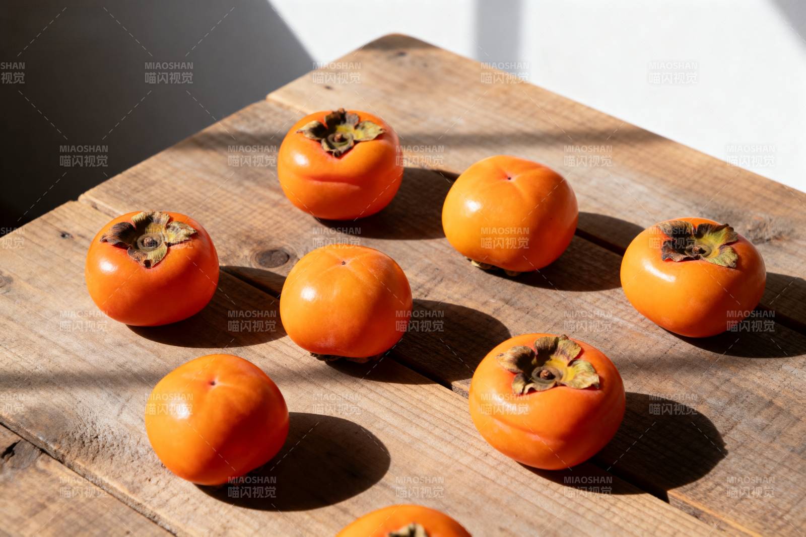 阳光下的柿子图片