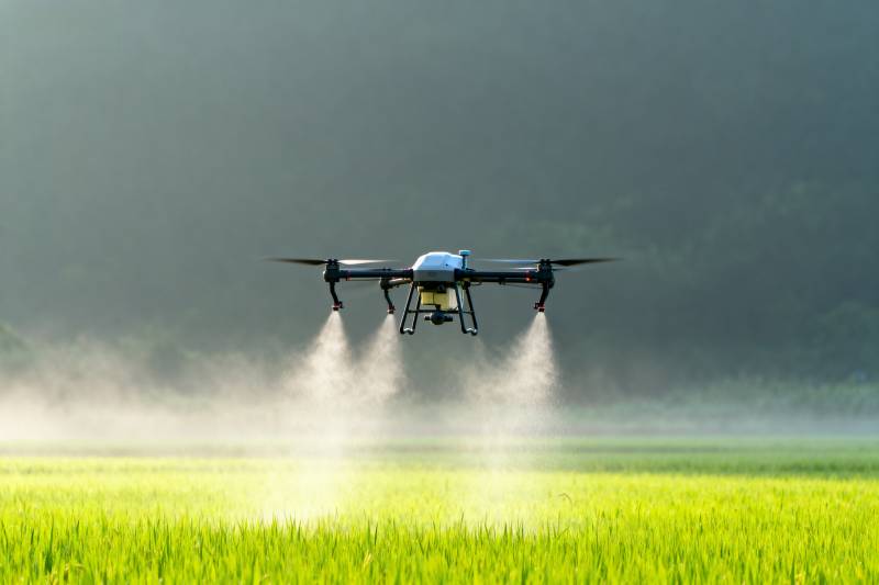 无人机喷洒农田图片