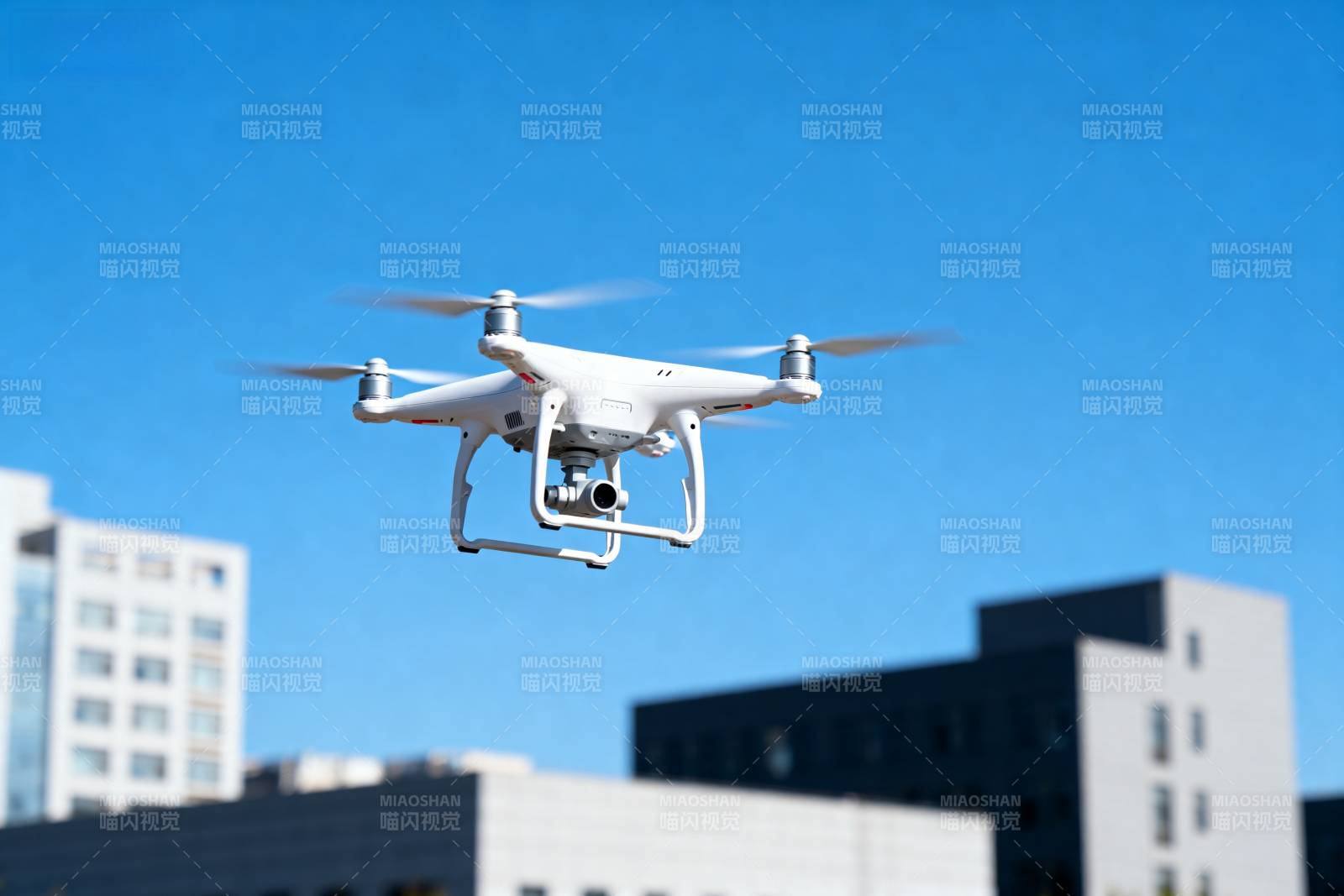 无人机翱翔城市上空图片