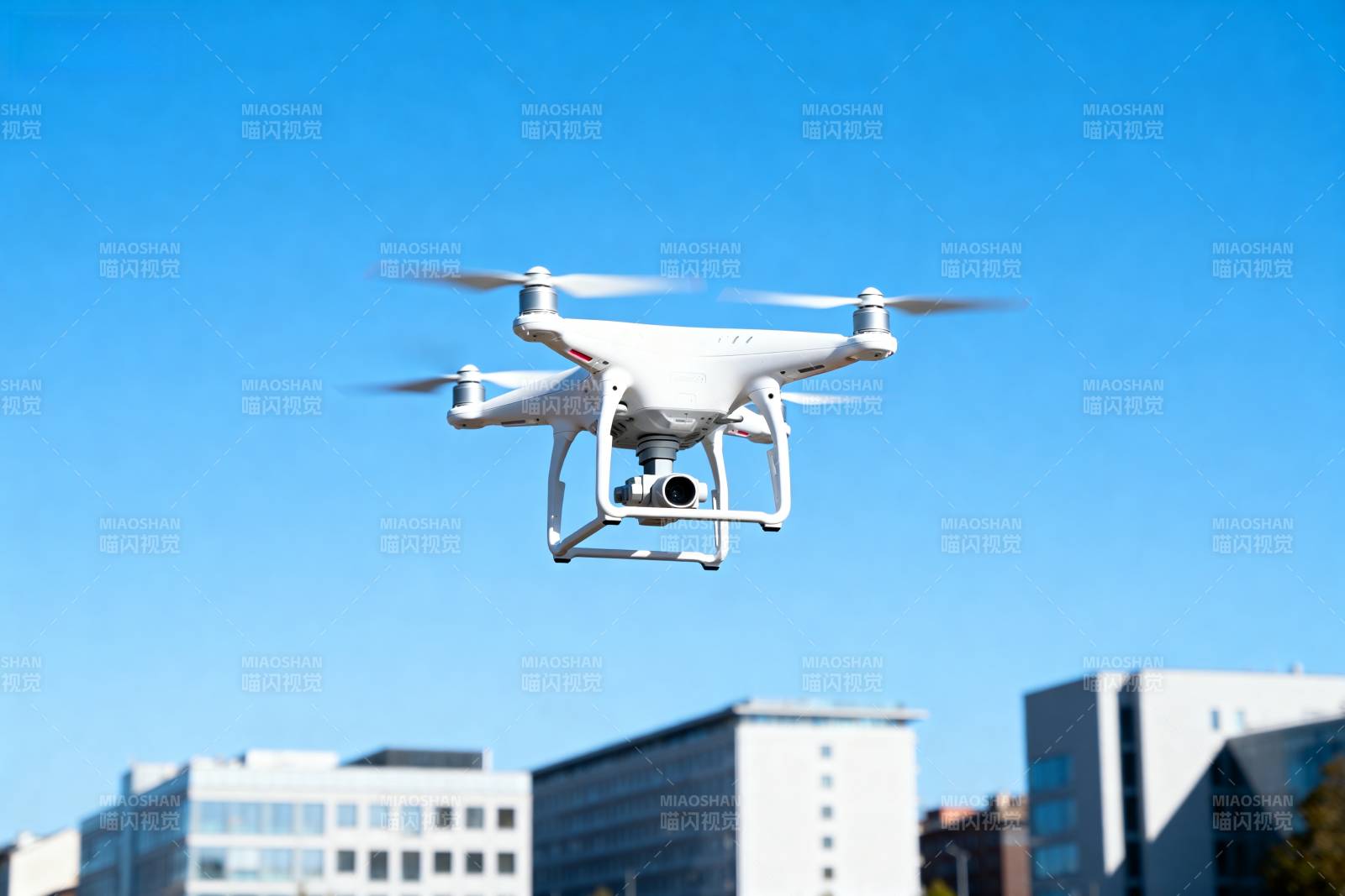 无人机翱翔城市上空图片