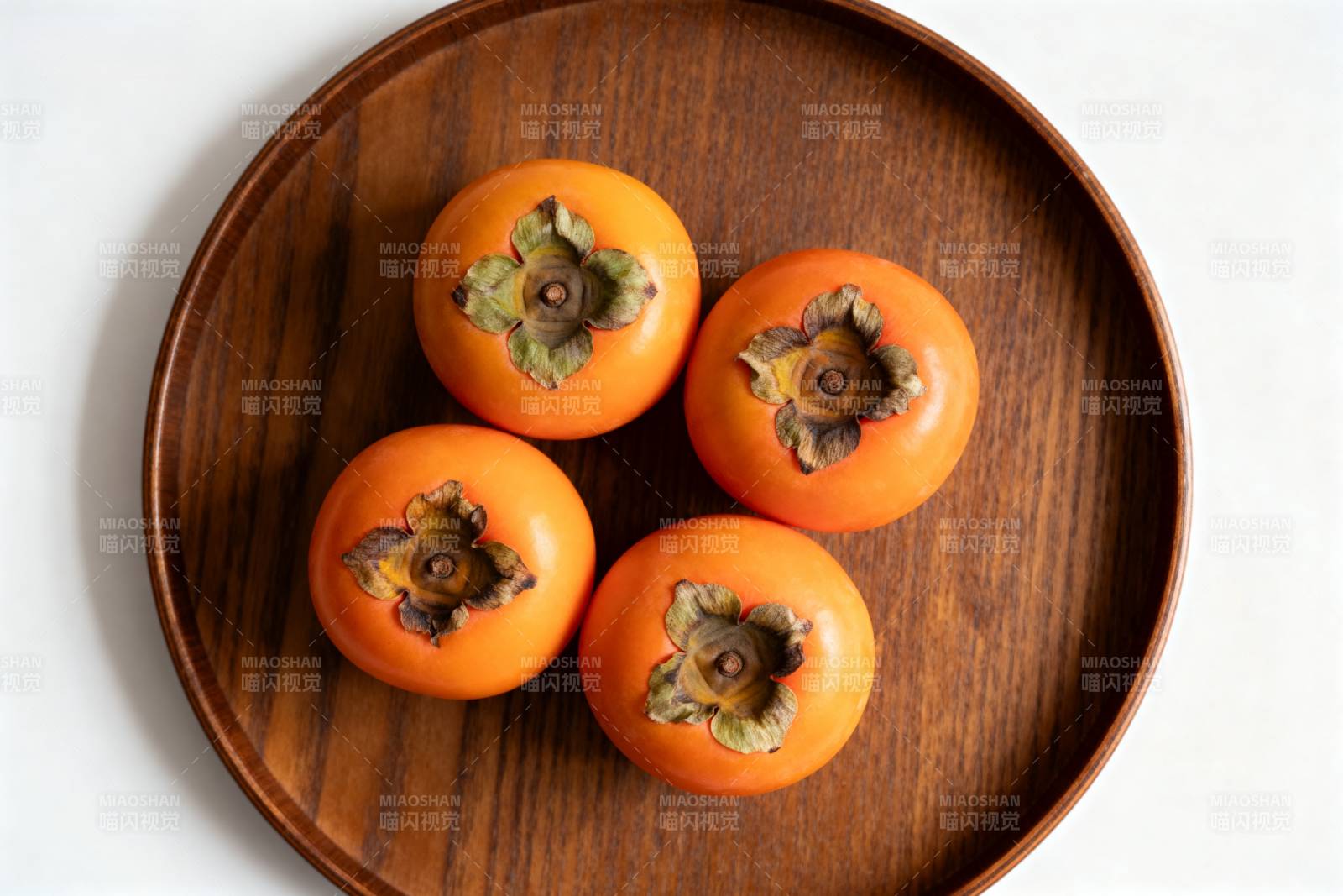 柿子四颗盘中摆放图片