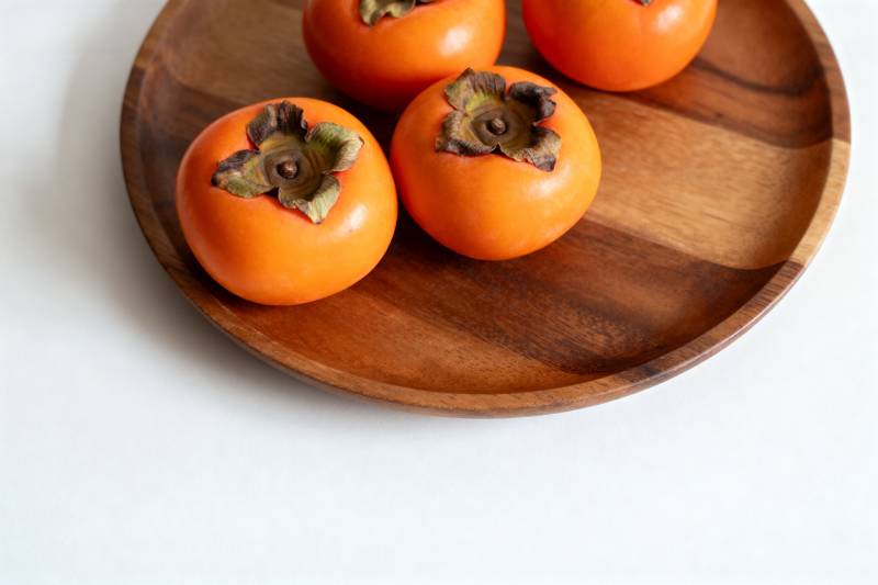 木盘上的柿子图片