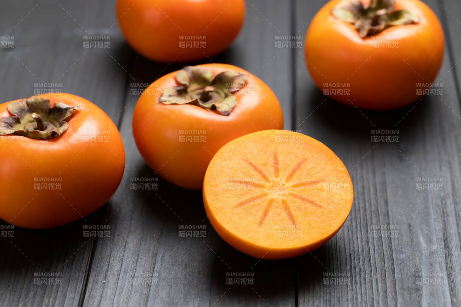 柿子切开鲜橙色图片