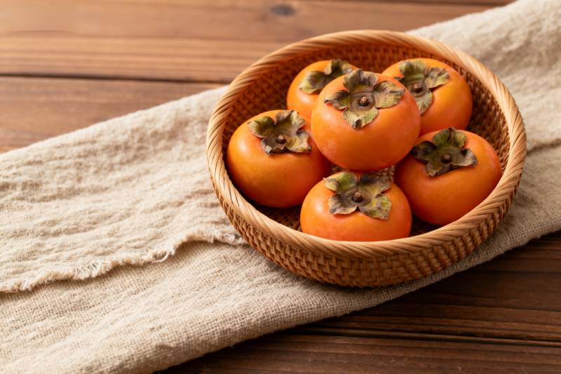 篮中柿子橙黄诱人图片