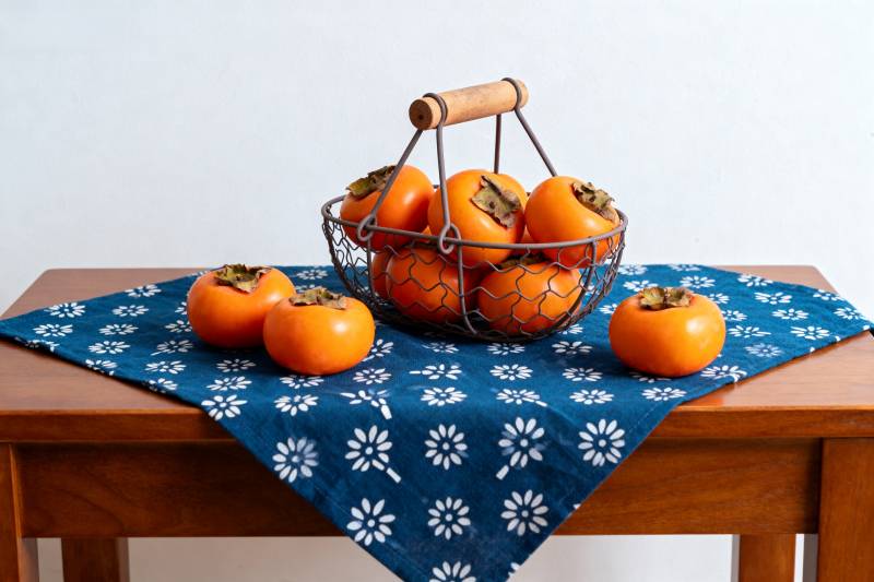 柿子篮中静置图片