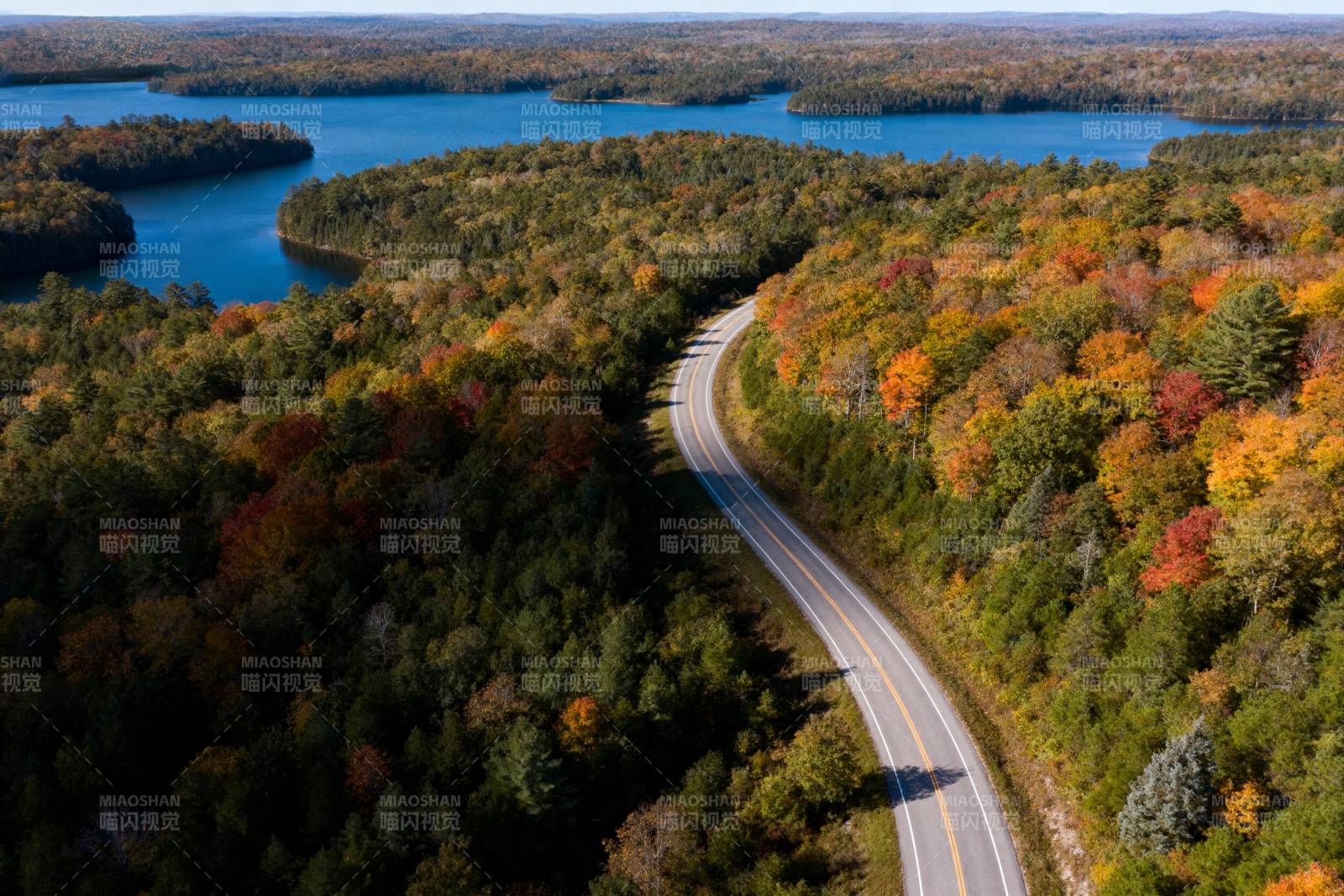 秋林湖畔公路图片