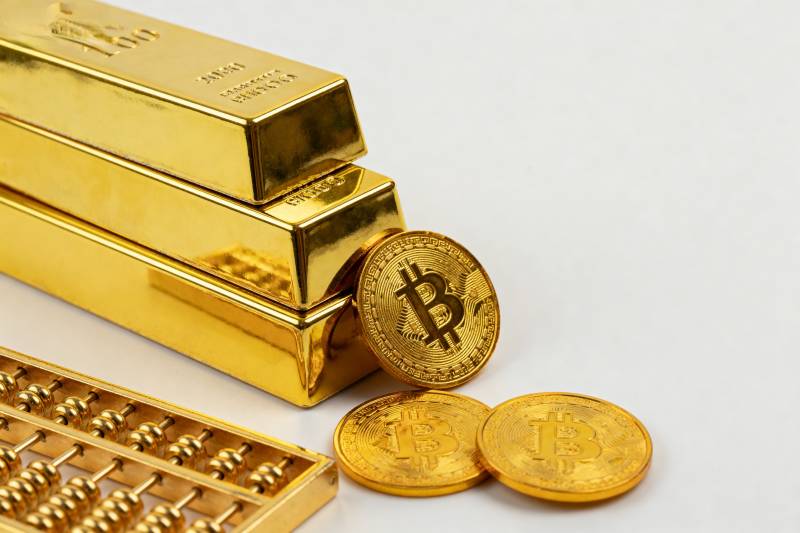 黄金与比特币并置图片