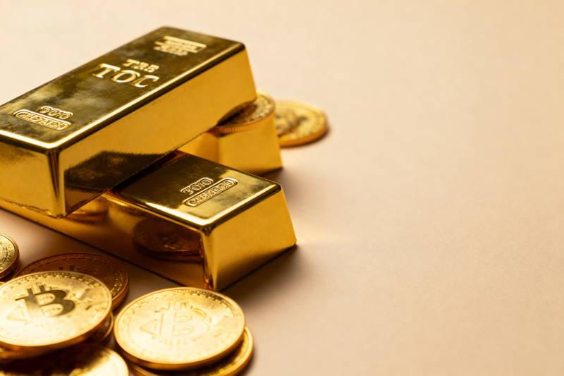 黄金与比特币并置图片