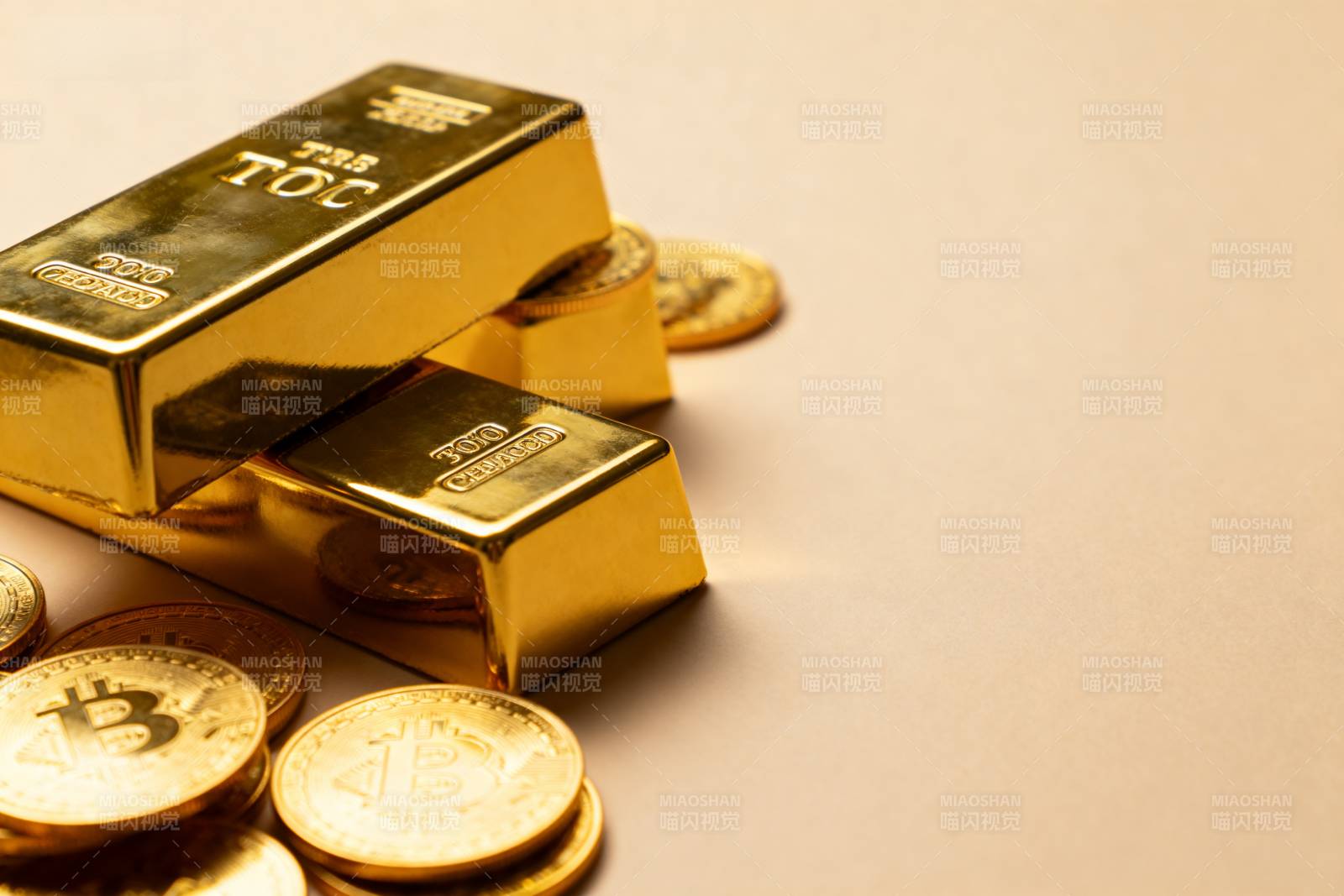 黄金与比特币并置图片