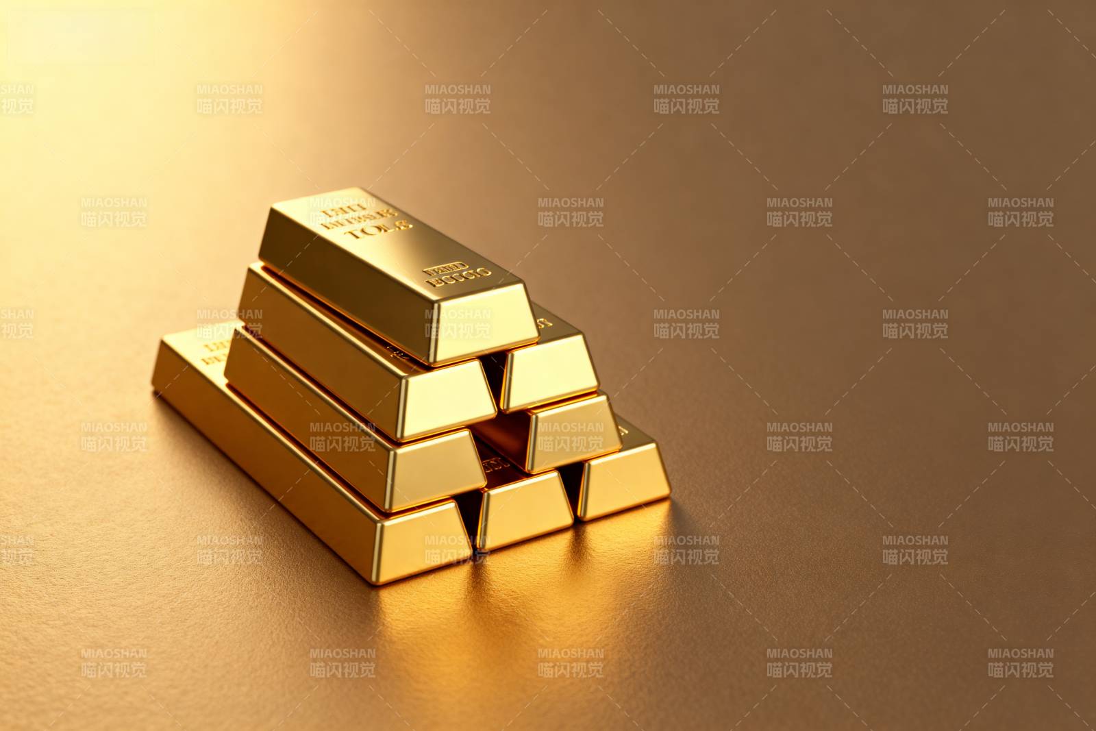 金条堆叠闪耀光芒图片