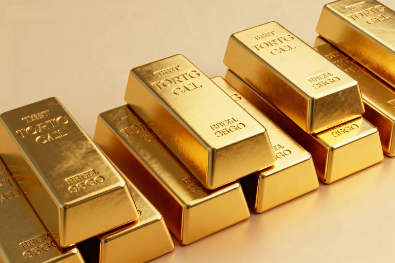 金条堆叠闪耀光芒图片