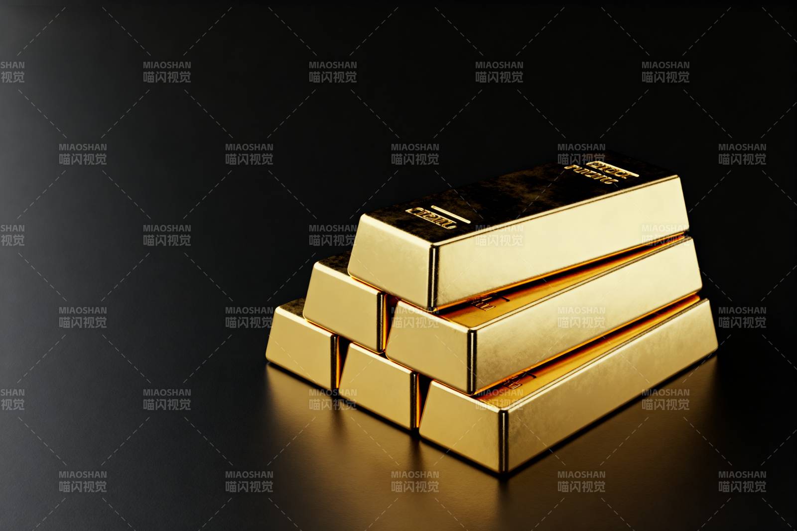 金条堆叠闪耀光芒图片