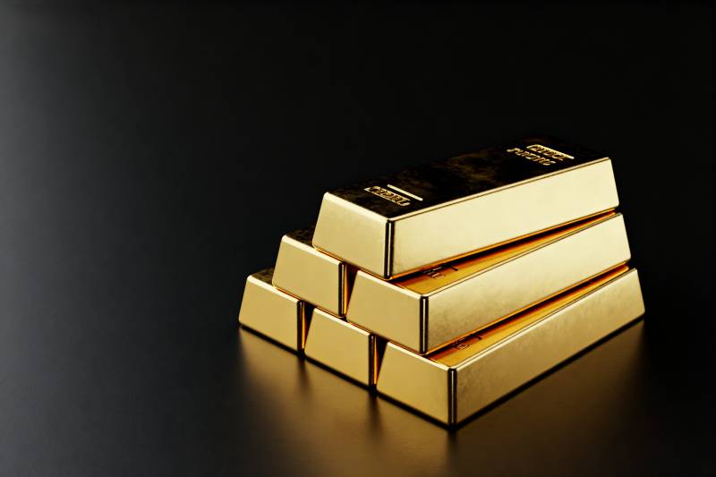 金条堆叠闪耀光芒图片