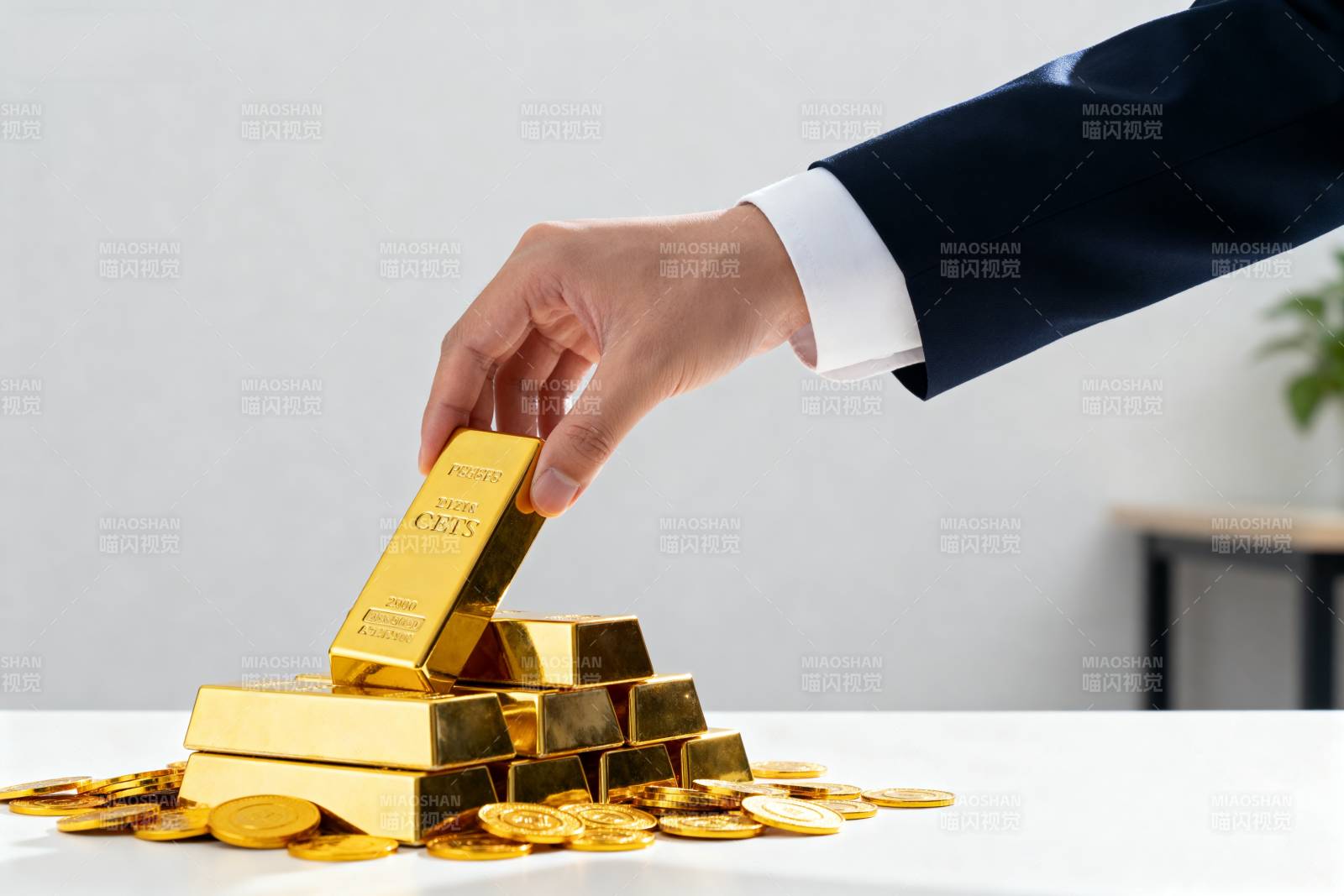 金条堆叠 手取黄金图片