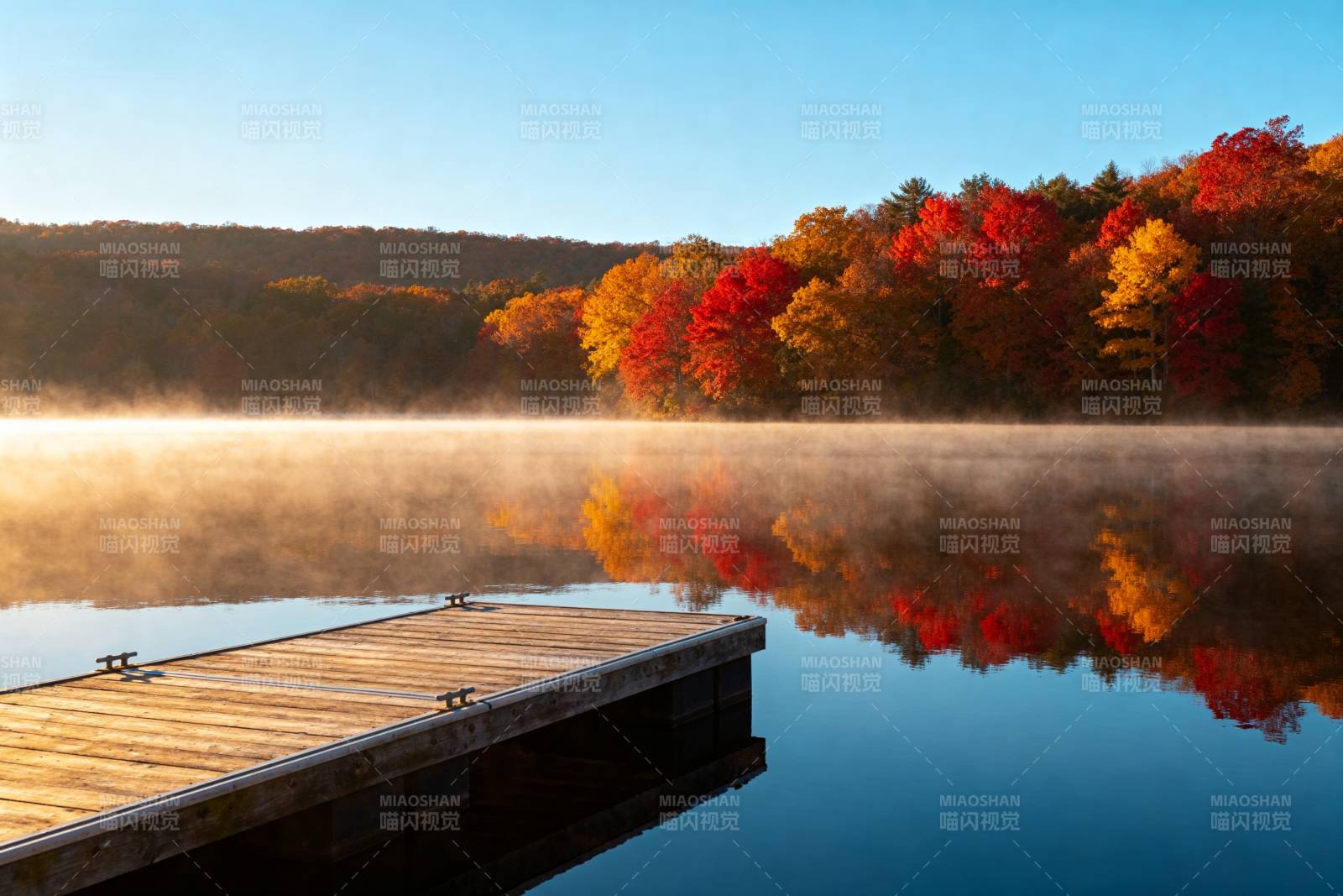 秋湖晨雾倒影图片
