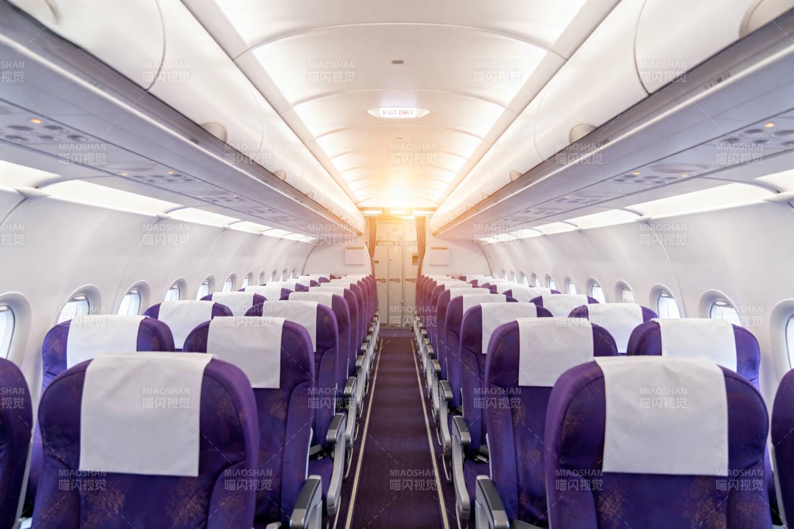 飞机客舱内部景象图片