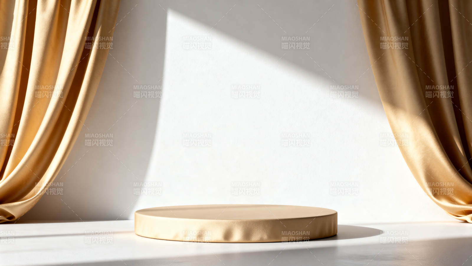 金色帷幕中的圆形台图片