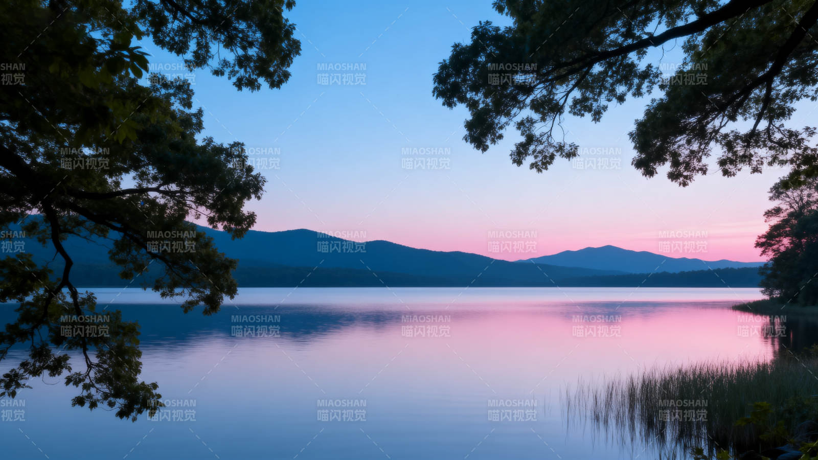 湖畔暮色静谧图片