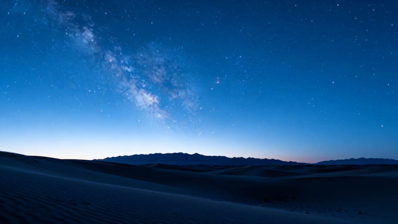 星河沙漠夜景图片
