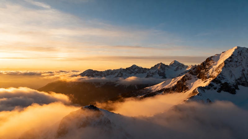 雪山云海日出图片