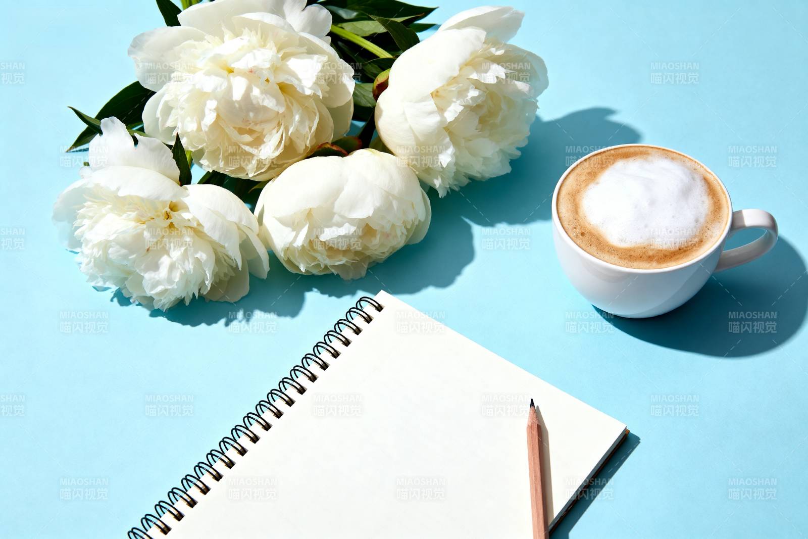 花香咖啡与笔记图片