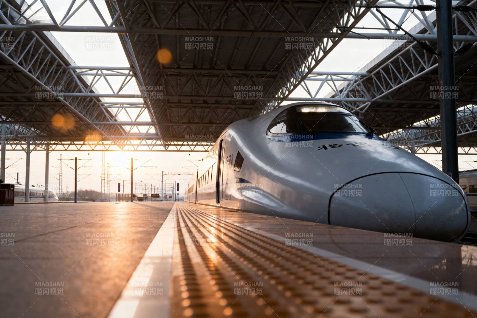 高铁静候站台图片