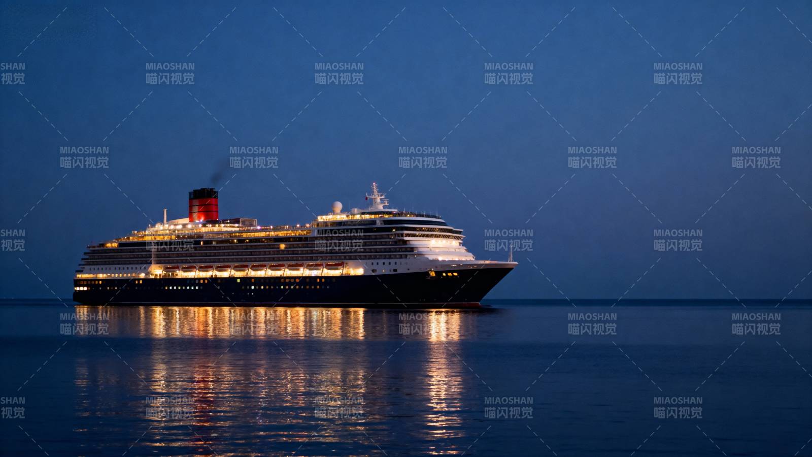 夜航邮轮静谧海面图片