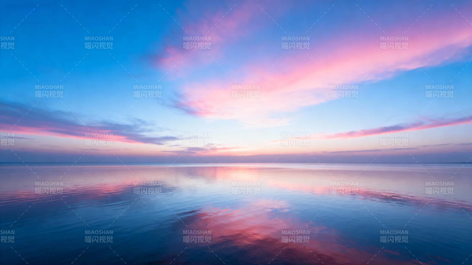 湖面映霞光图片