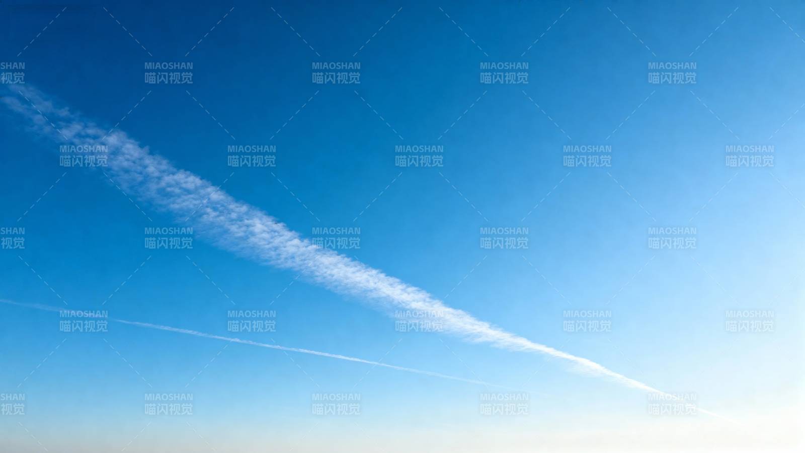 蓝天上的飞机云迹图片