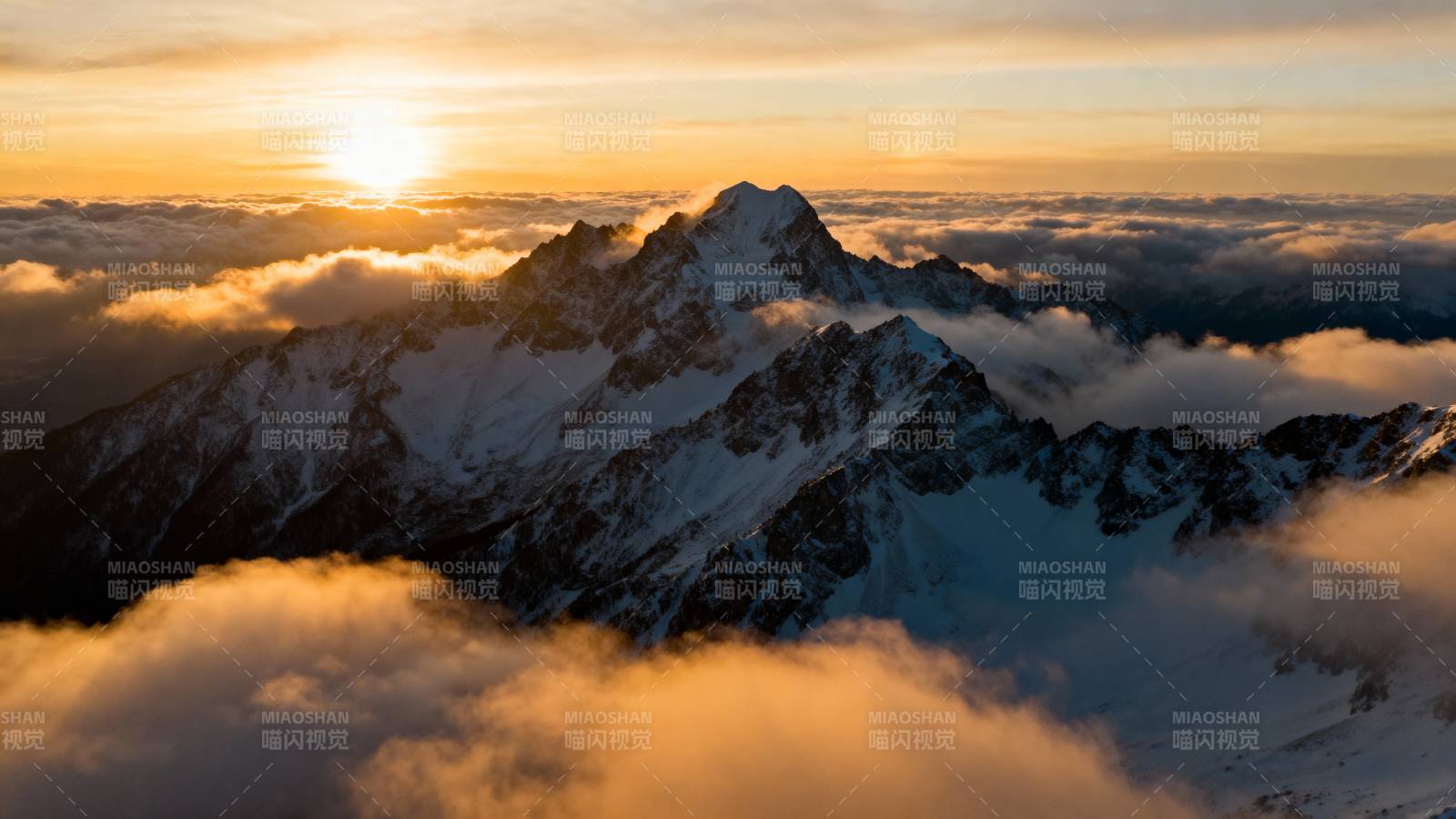雪山日出云海图片