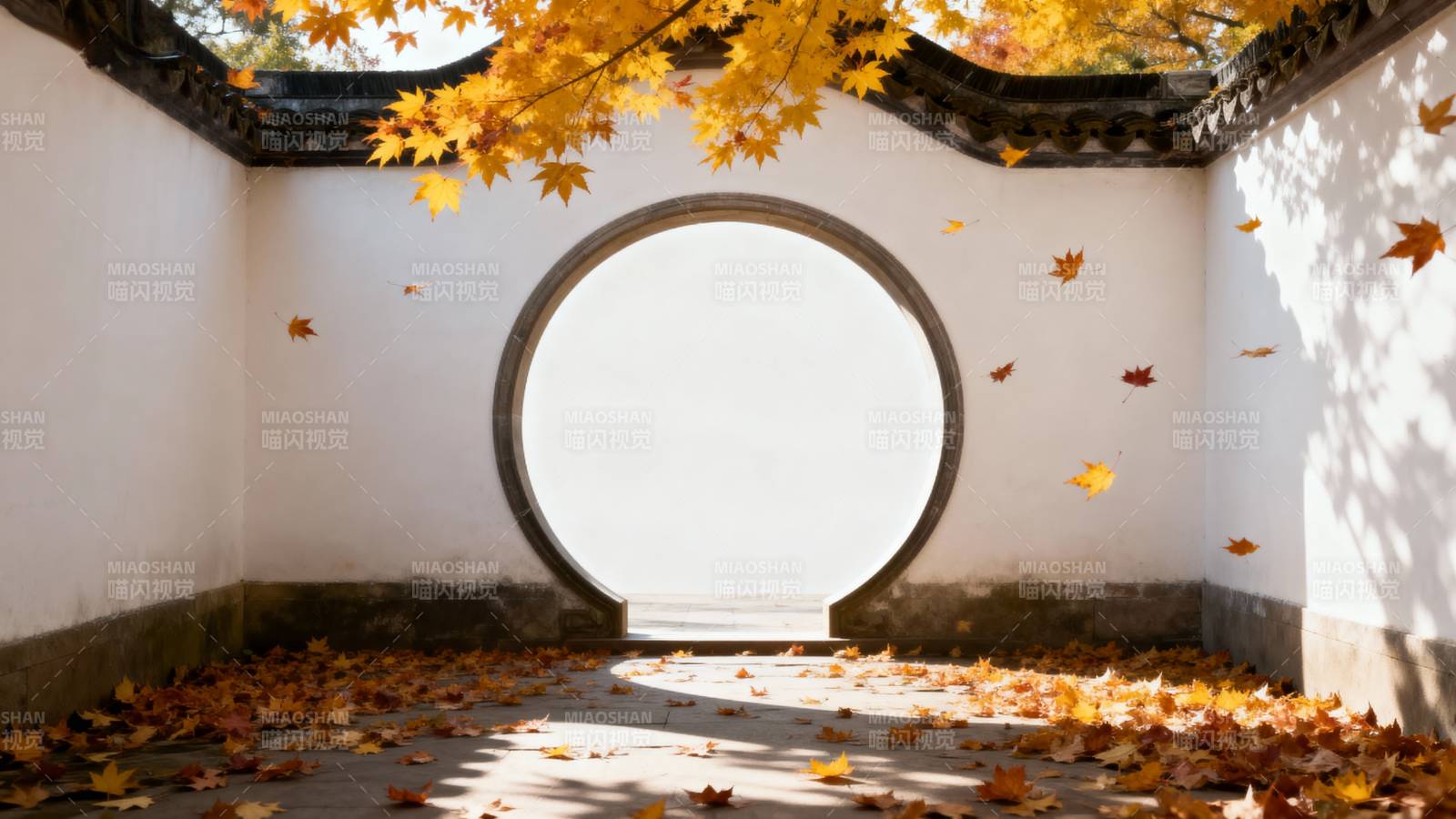 秋叶映月门图片