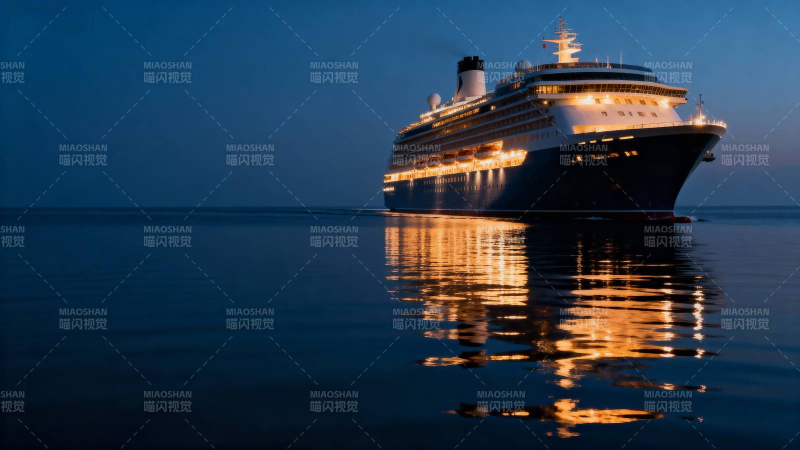 夜航邮轮灯火辉煌图片