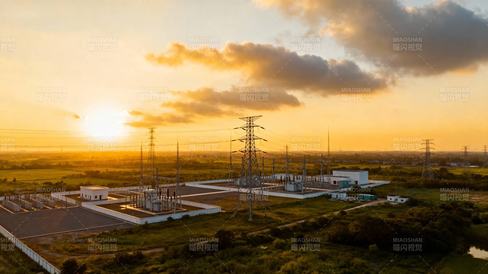 夕阳下的变电站图片