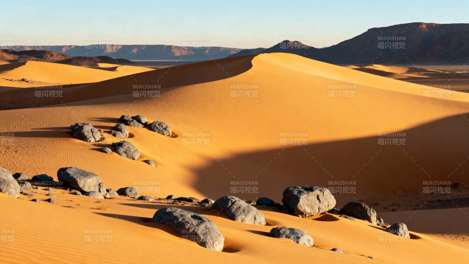 沙漠沙丘与岩石图片