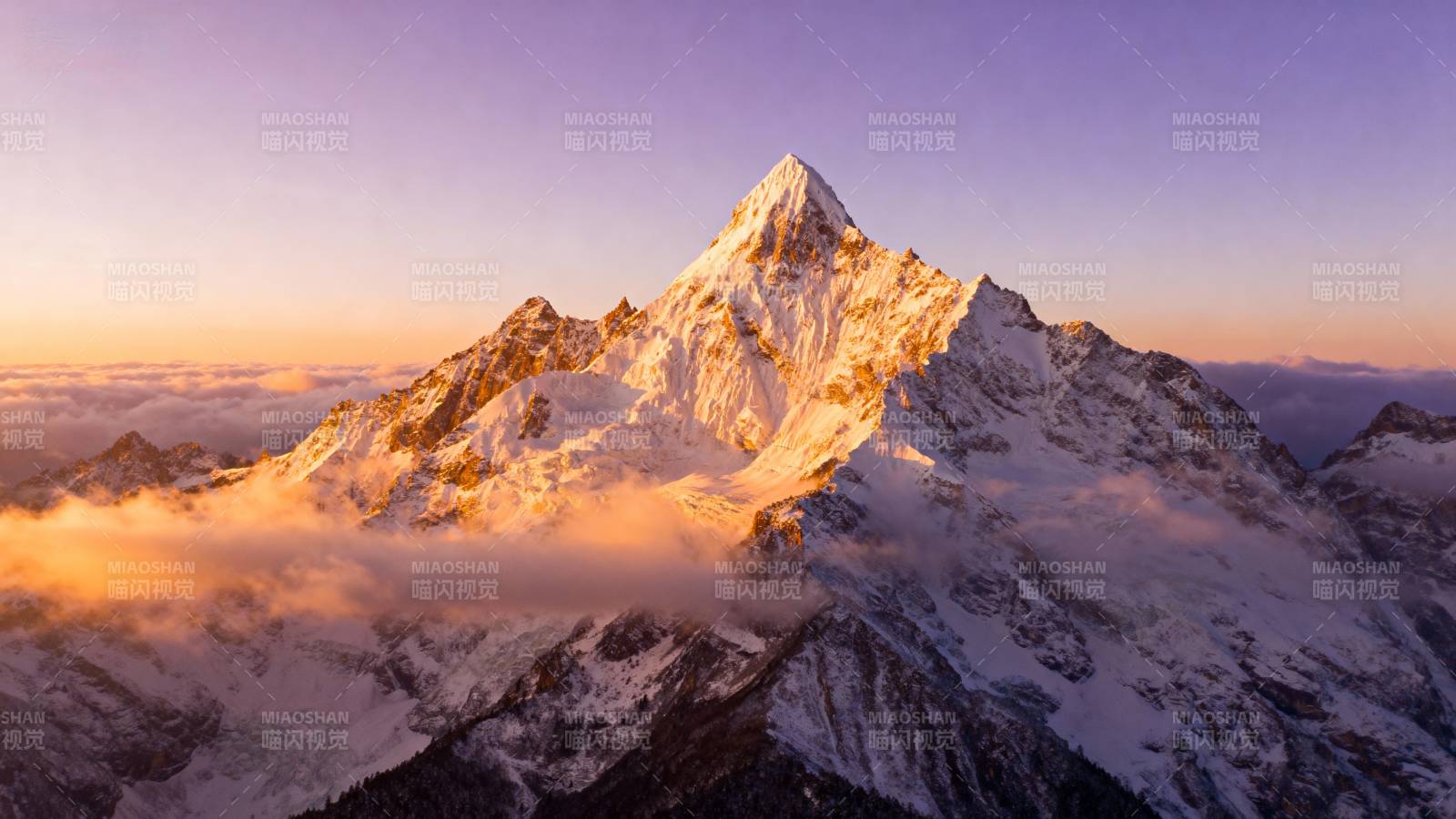 雪山日出壮丽景色图片