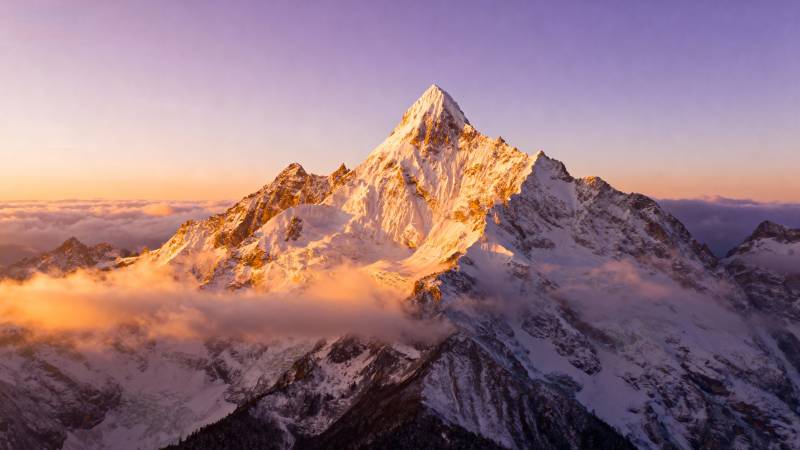 雪山日出壮丽景色图片
