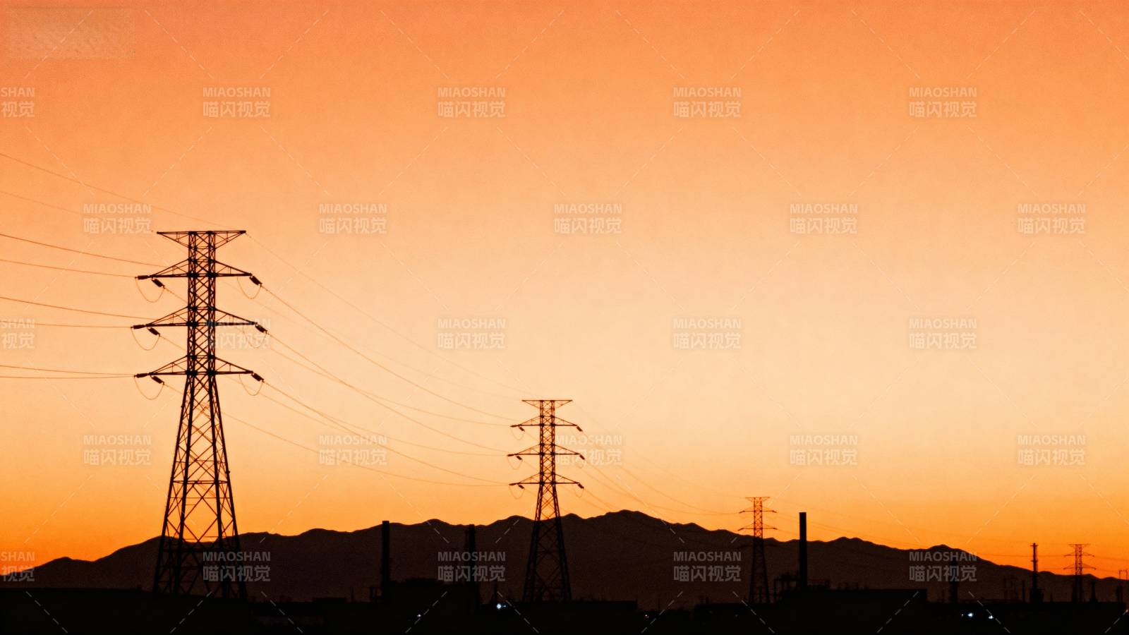 夕阳下的电力塔图片