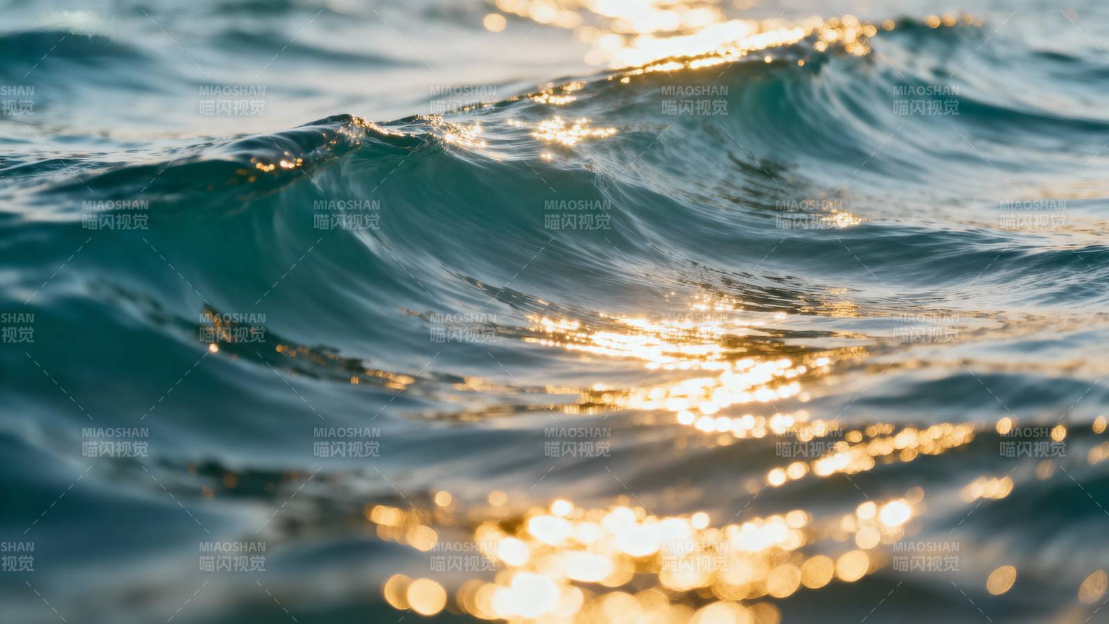 波光粼粼的海面图片