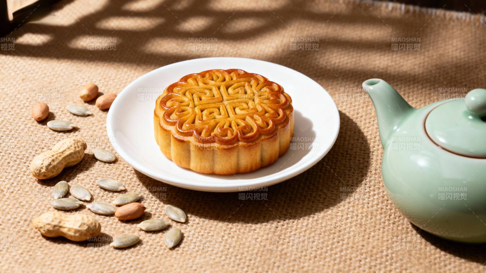 中秋月饼茶香相伴图片