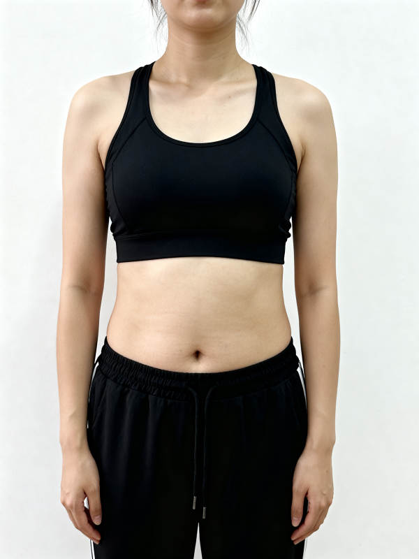 健身女性展示腹肌图片