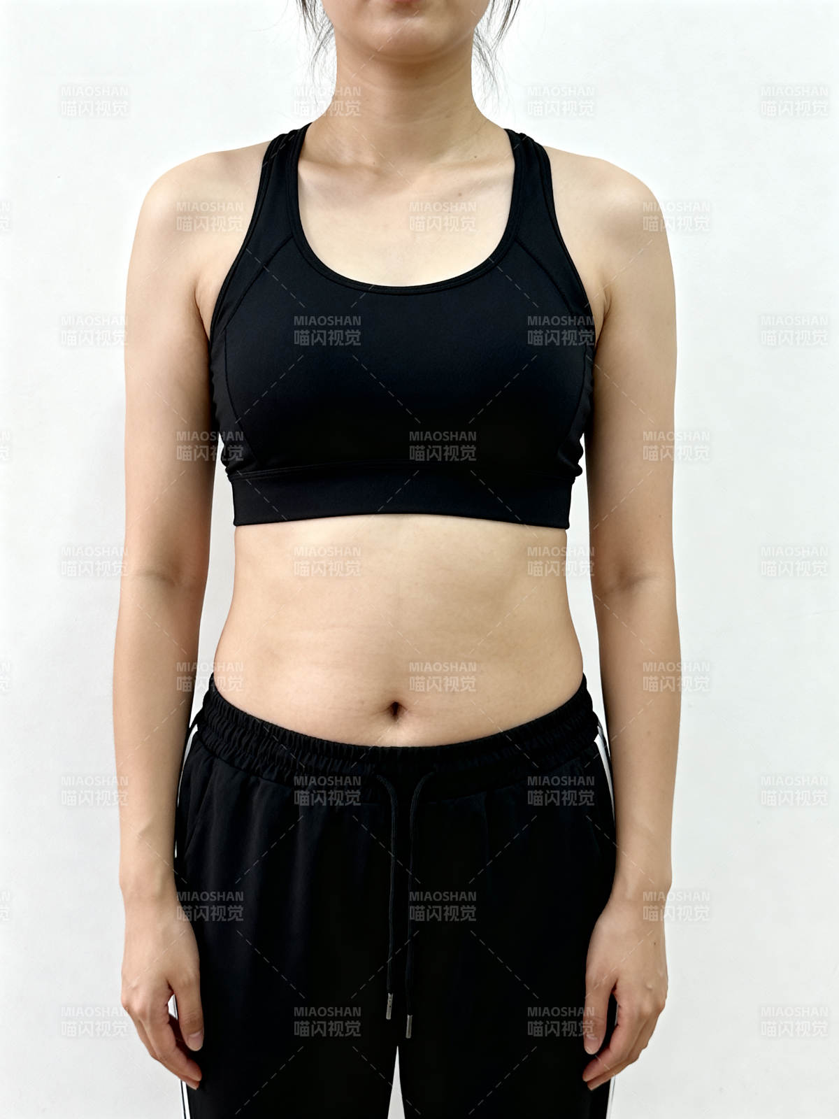 健身女性展示腹肌图片