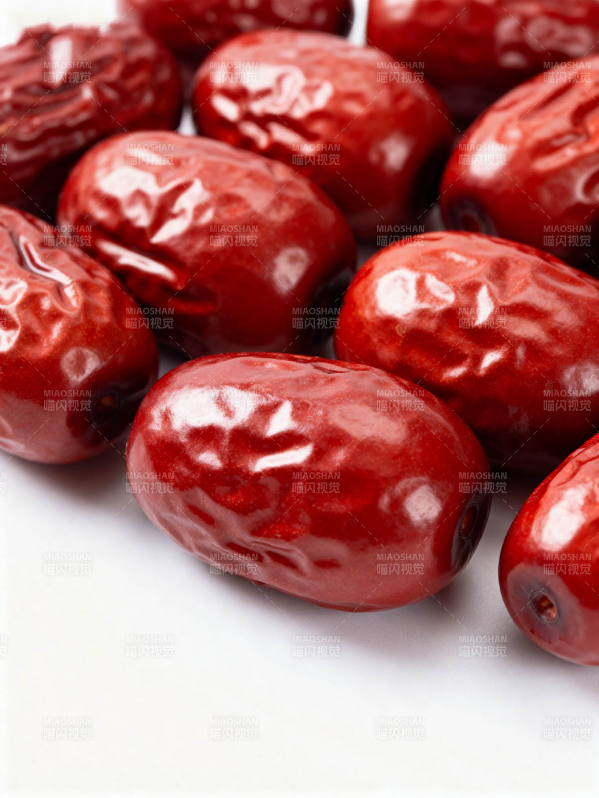 鲜红饱满的红枣图片