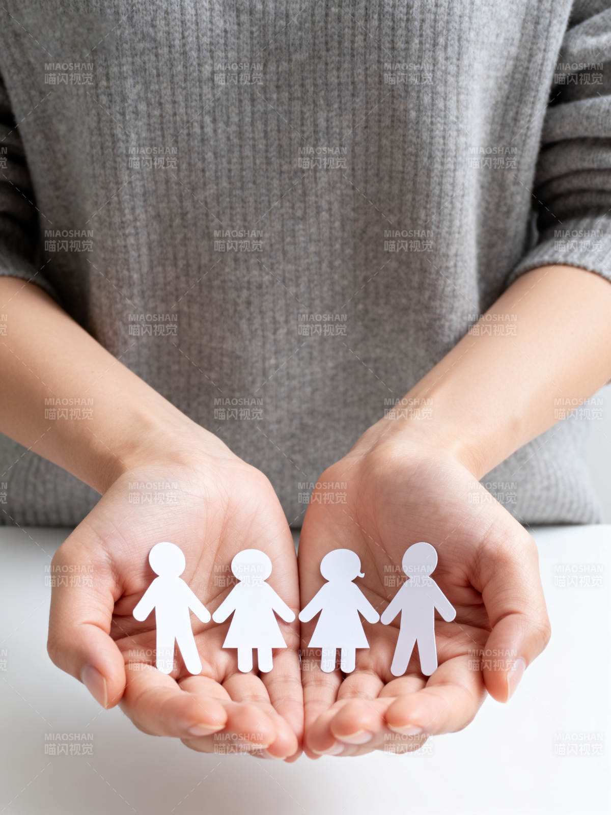双手托起家庭剪影图片