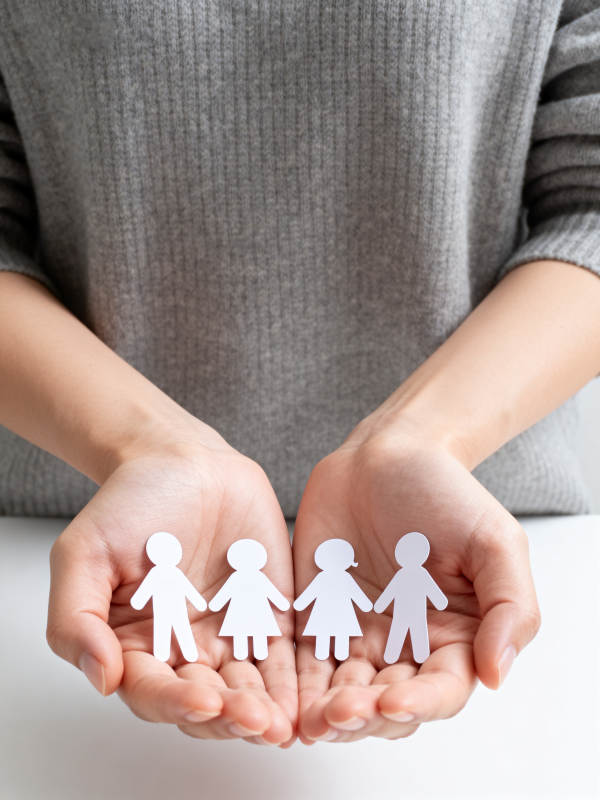 双手托起家庭剪影图片