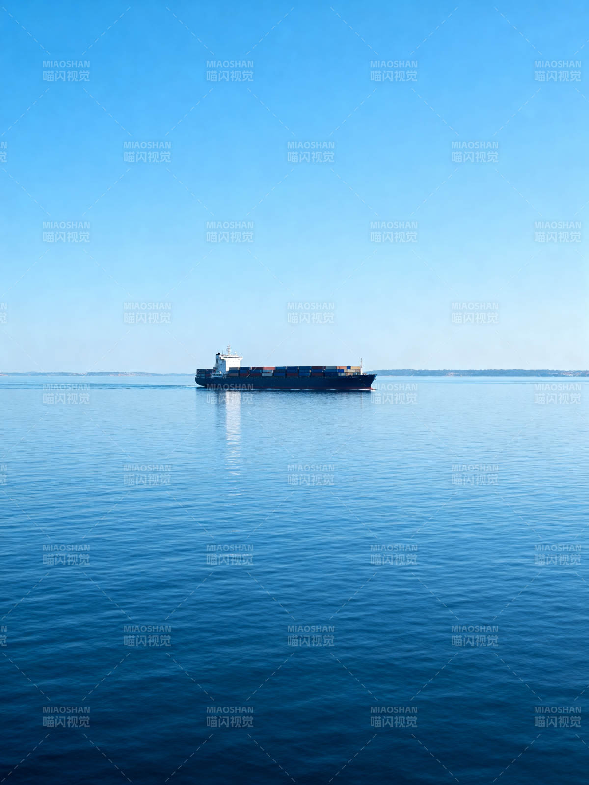 远洋货轮静泊海面图片