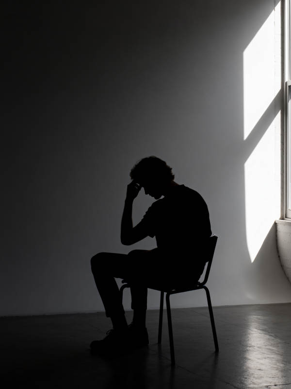 沉思的剪影图片