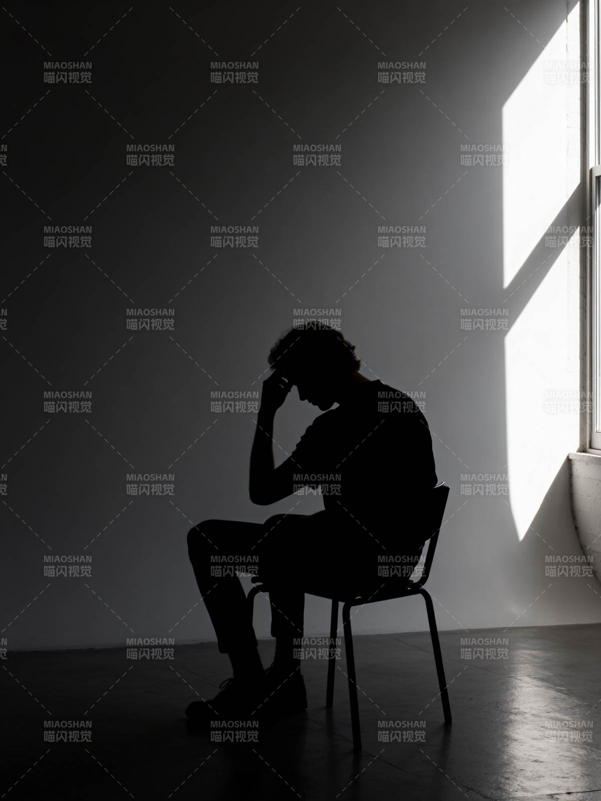 沉思的剪影图片