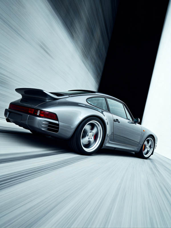 疾驰的银色跑车图片