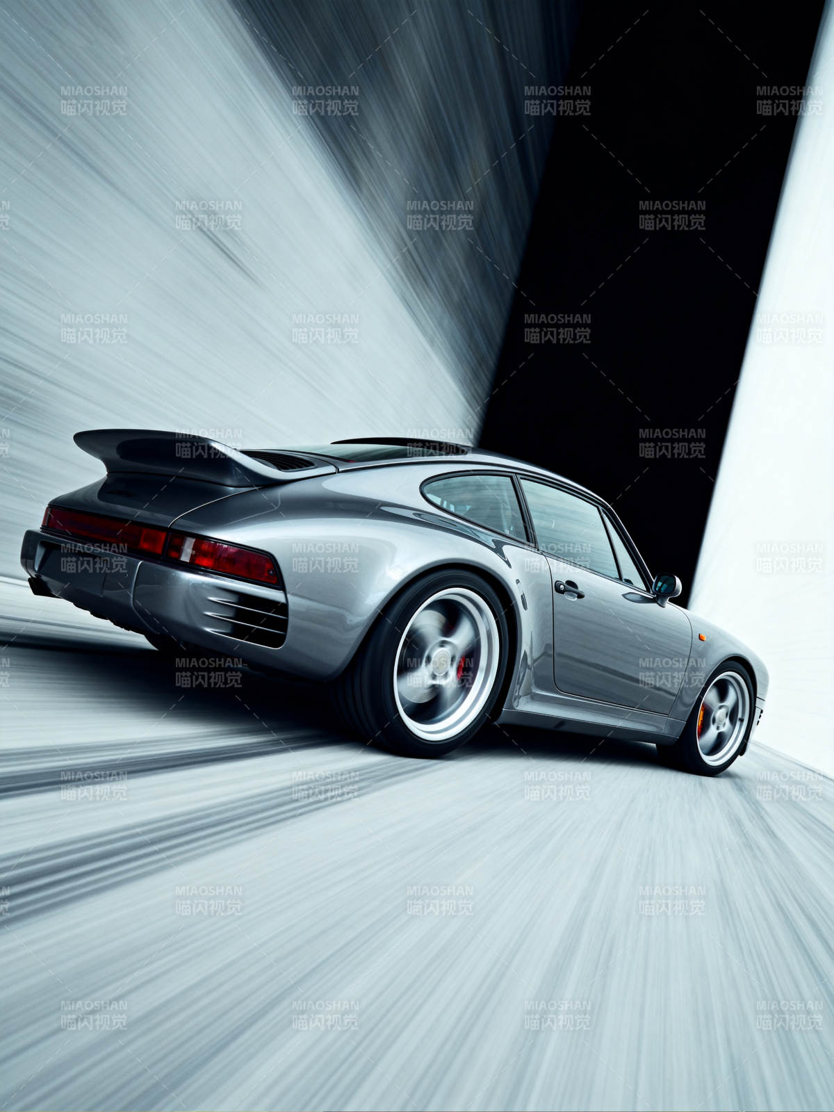疾驰的银色跑车图片